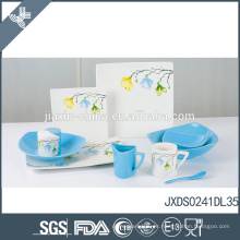 Elegante diseño de la flor de diseño fina de cerámica azul y blanco chino vajilla